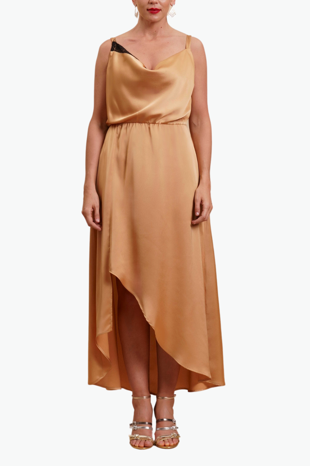 ABITO CON ISERTO IN PIZZO