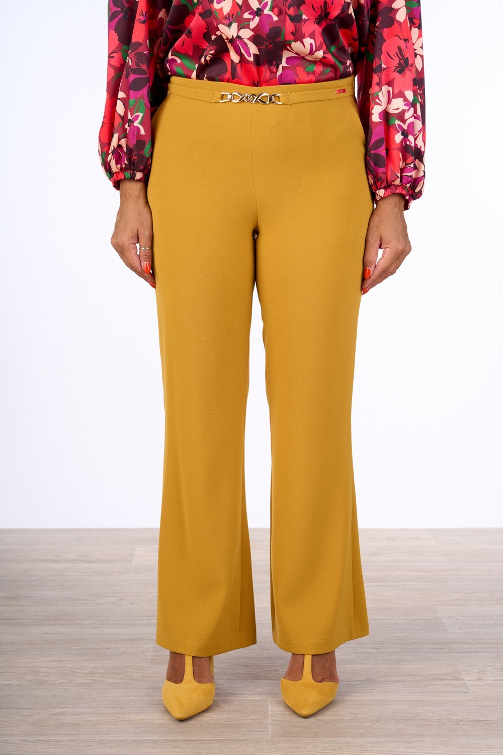 PANTALONE A ZAMPA E SPACCO POSTERIORE