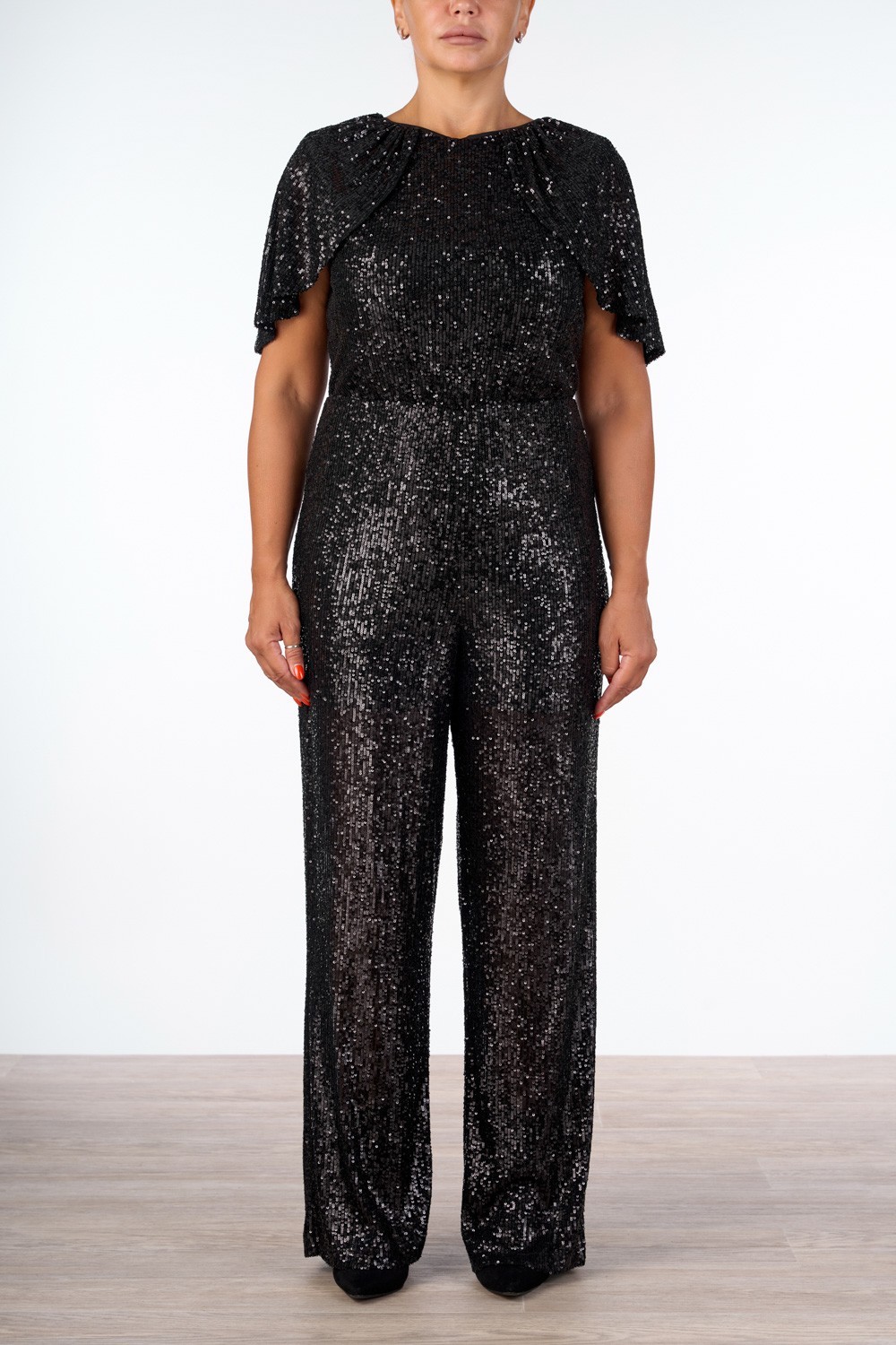 TUTA CON MANICHE A CAPPETTA