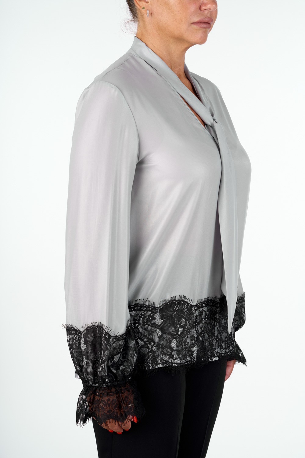 BLUSA CON FUSCIACCA E PIZZO AL FONDO