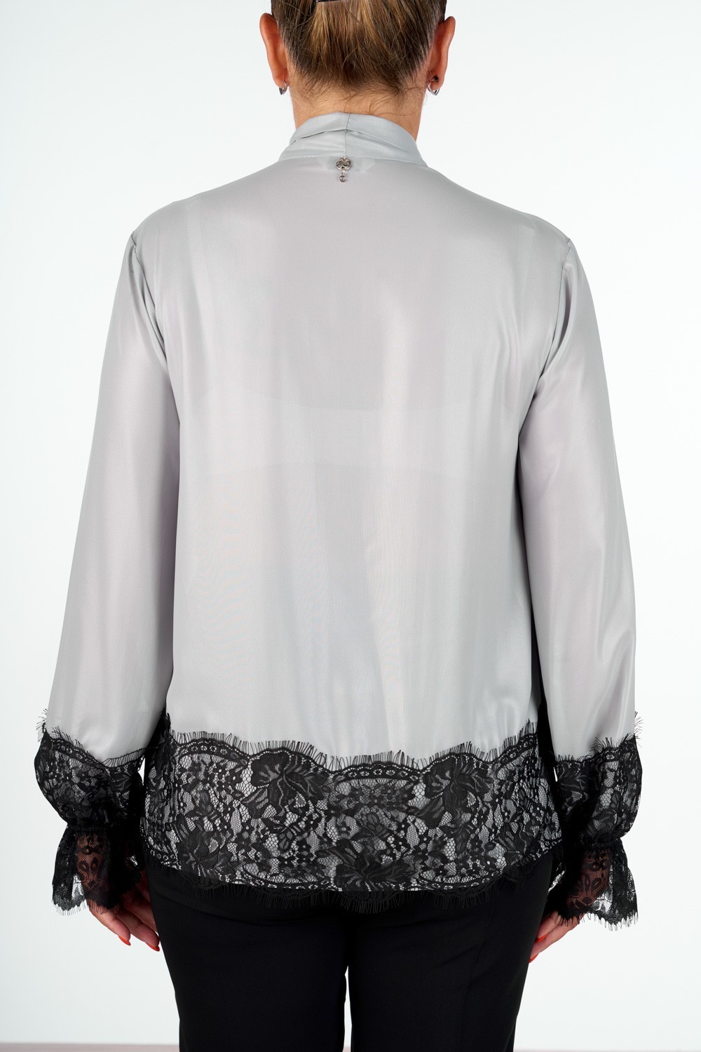 BLUSA CON FUSCIACCA E PIZZO AL FONDO
