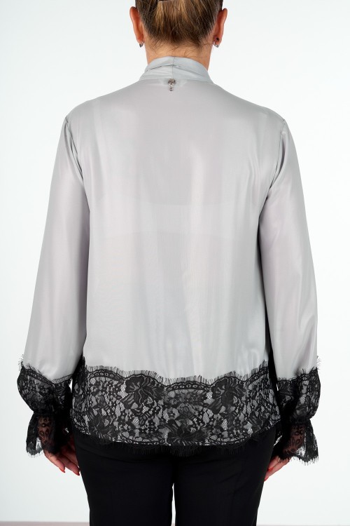 BLUSA CON FUSCIACCA E PIZZO AL FONDO