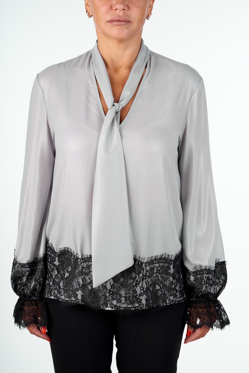 BLUSA CON FUSCIACCA E PIZZO AL FONDO
