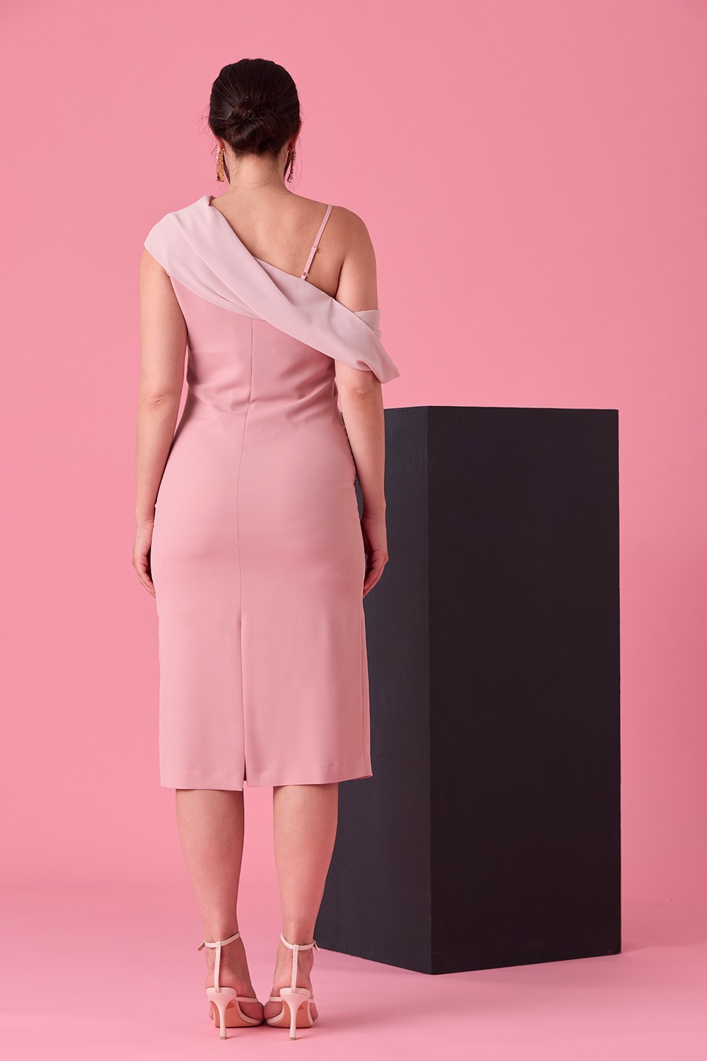 ABITO SCOLLO DRAPPEGGIATO